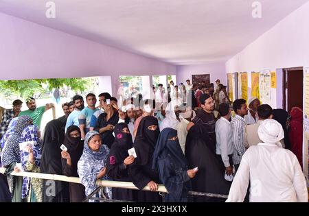 Ghaziabad, Indien. April 2024. GHAZIABAD, INDIEN - 26. APRIL: Während der zweiten Phase der allgemeinen Loksabha-Wahlen stehen die Menschen vor einem Wahlhaus in Masuri am 26. April 2024 in Ghaziabad, Indien. (Foto: Sakib Ali/Hindustan Times/SIPA USA) Credit: SIPA USA/Alamy Live News Stockfoto