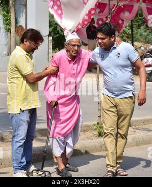 Ghaziabad, Indien. April 2024. GHAZIABAD, INDIEN - 26. APRIL: Senioren-Wähler kommen, um ihre Stimme während der zweiten Phase der allgemeinen Loksabha-Wahlen am 26. April 2024 in Ghaziabad, Indien, abzugeben. (Foto: Sakib Ali/Hindustan Times/SIPA USA) Credit: SIPA USA/Alamy Live News Stockfoto