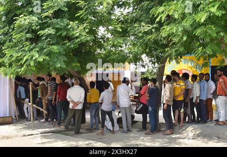 Ghaziabad, Indien. April 2024. GHAZIABAD, INDIEN - 26. APRIL: Während der zweiten Phase der allgemeinen Loksabha-Wahlen stehen die Menschen vor einem Wahlhaus in Masuri am 26. April 2024 in Ghaziabad, Indien. (Foto: Sakib Ali/Hindustan Times/SIPA USA) Credit: SIPA USA/Alamy Live News Stockfoto