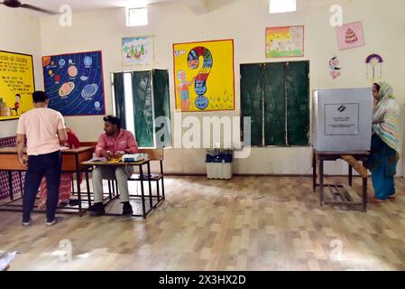 Ghaziabad, Indien. April 2024. GHAZIABAD, INDIEN - 26. APRIL: In der zweiten Phase der allgemeinen Loksabha-Wahlen am Wahlstand Ghaziabad Kaila Bhatta am 26. April 2024 in Ghaziabad, Indien, wurden Stimmen abgegeben. (Foto: Sakib Ali/Hindustan Times/SIPA USA) Credit: SIPA USA/Alamy Live News Stockfoto