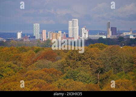 Blick auf den Wald in Richtung Leeds City Centre Stockfoto