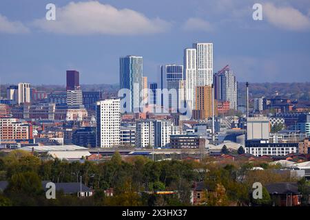 Ein Fernblick auf das Stadtzentrum von Leeds und die Gebäude der Studentenunterkunft Arena Village Stockfoto