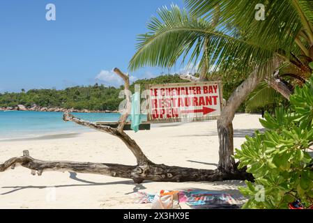 Le Chevalier Bay Restaurant am Strand von Anse Lazio, Praslin Island, Seychellen, Indischer Ozean Stockfoto
