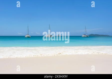 Segelyachten liegen vor Anse Lazio Beach, Praslin Island, Seychellen und Indischen Ozean Stockfoto