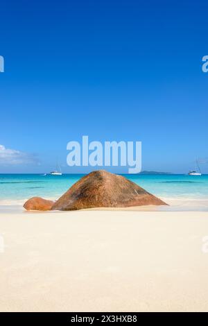 Große Granitfelsen und Felsbrocken am Strand von Anse Lazio, Praslin Island, Seychellen, Indischen Ozean Stockfoto