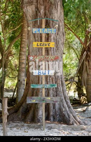 Farbenfrohe Wegweiser am Strand von Anse Lazio, Praslin Island, Seychellen, Indischen Ozean Stockfoto