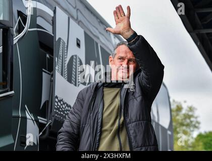 Der erste Mannschaftstrainer Kevin Nancekivell von Plymouth Argyle kommt während des Sky Bet Championship Matches Millwall gegen Plymouth Argyle am 27. April 2024 in den, London, Großbritannien (Foto: Stan Kasala/News Images) in, am 27. April 2024. (Foto: Stan Kasala/News Images/SIPA USA) Credit: SIPA USA/Alamy Live News Stockfoto