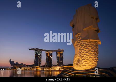 Asien, Singapur, Merlion Statue und Marina Bay Sands Hotel at Dawn Stockfoto