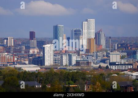 Ein Fernblick auf das Stadtzentrum von Leeds und die Gebäude der Studentenunterkunft Arena Village Stockfoto