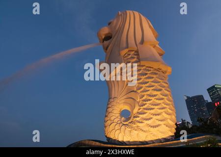 Asien, Singapur, Merlion Statue in der Abenddämmerung Stockfoto