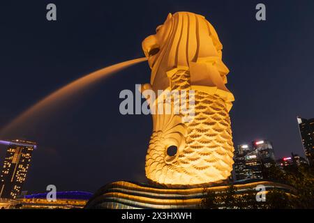 Asien, Singapur, Merlion Statue bei Nacht beleuchtet Stockfoto