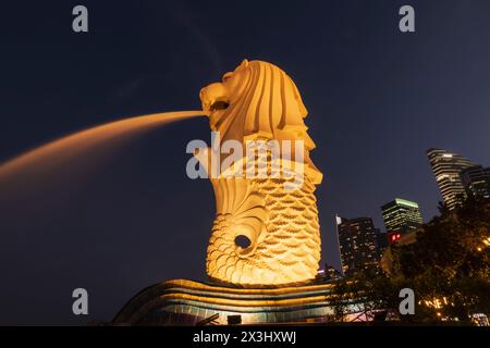 Asien, Singapur, Merlion Statue bei Nacht beleuchtet Stockfoto