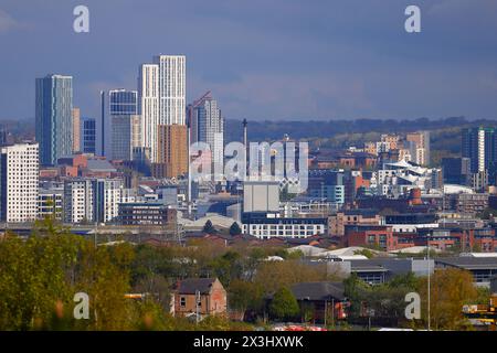 Ein Fernblick auf das Stadtzentrum von Leeds und die Gebäude der Studentenunterkunft Arena Village Stockfoto