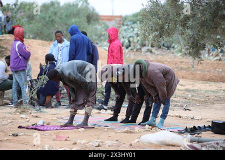 El Amra, Tunesien. April 2024. Migrant aus Afrika südlich der Sahara betet in einem Lager in Jebeniana. Quelle: Khaled Nasraoui/dpa/Alamy Live News Stockfoto