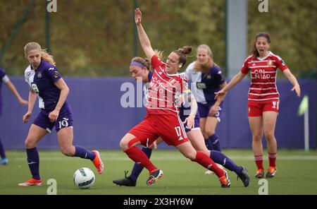 Brüssel, Belgien April 2024. RSCA's Allie Thornton und Standard Femina's Maud Coutereels kämpfen um den Ball während eines Fußballspiels zwischen KAA Gent Ladies und RSCA Women am Samstag, den 27. April 2024 in Brüssel, am 6. Tag der Play-off-Gruppe A der Super League-Frauenmeisterschaft. BELGA PHOTO VIRGINIE LEFOUR Credit: Belga News Agency/Alamy Live News Stockfoto