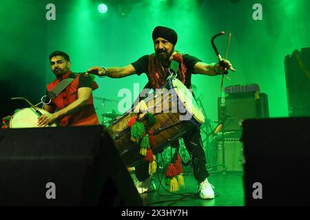 LONDON, ENGLAND - 26. APRIL: Johnny Kalsi von „The Dhol Foundation“ tritt am 26. April 2024 im Electric Ballroom, Camden in London auf.CAP/MAR ©MAR/Capital Pictures Credit: Phil Loftus/Alamy Live News Stockfoto