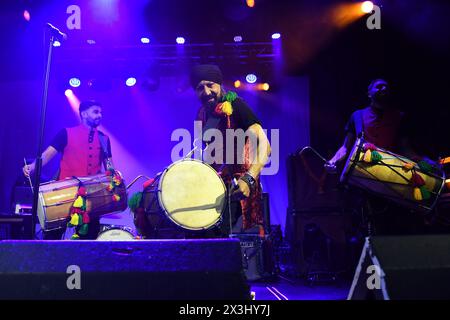 LONDON, ENGLAND - 26. APRIL: Johnny Kalsi von „The Dhol Foundation“ tritt am 26. April 2024 im Electric Ballroom, Camden in London auf.CAP/MAR ©MAR/Capital Pictures Credit: Phil Loftus/Alamy Live News Stockfoto