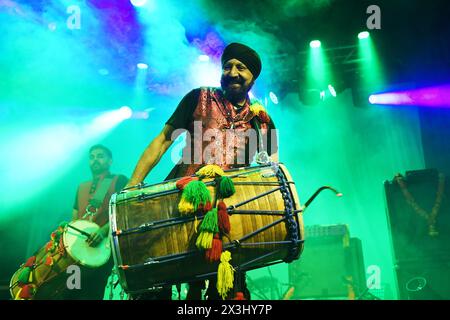 LONDON, ENGLAND - 26. APRIL: Johnny Kalsi von „The Dhol Foundation“ tritt am 26. April 2024 im Electric Ballroom, Camden in London auf.CAP/MAR ©MAR/Capital Pictures Credit: Phil Loftus/Alamy Live News Stockfoto