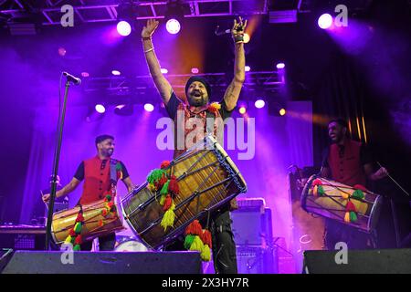 LONDON, ENGLAND - 26. APRIL: Johnny Kalsi von „The Dhol Foundation“ tritt am 26. April 2024 im Electric Ballroom, Camden in London auf.CAP/MAR ©MAR/Capital Pictures Credit: Phil Loftus/Alamy Live News Stockfoto