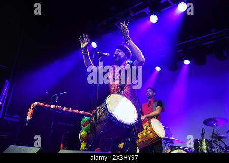 LONDON, ENGLAND - 26. APRIL: Johnny Kalsi von „The Dhol Foundation“ tritt am 26. April 2024 im Electric Ballroom, Camden in London auf.CAP/MAR ©MAR/Capital Pictures Credit: Phil Loftus/Alamy Live News Stockfoto