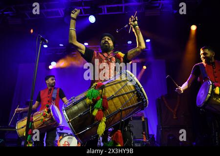 LONDON, ENGLAND - 26. APRIL: Johnny Kalsi von „The Dhol Foundation“ tritt am 26. April 2024 im Electric Ballroom, Camden in London auf.CAP/MAR ©MAR/Capital Pictures Credit: Phil Loftus/Alamy Live News Stockfoto