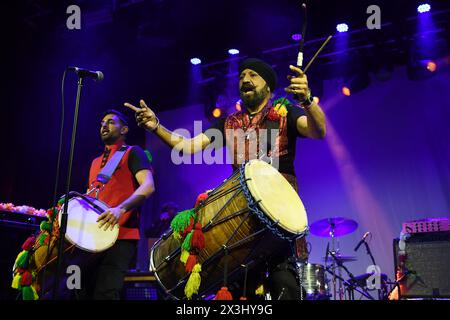 LONDON, ENGLAND - 26. APRIL: Johnny Kalsi von „The Dhol Foundation“ tritt am 26. April 2024 im Electric Ballroom, Camden in London auf.CAP/MAR ©MAR/Capital Pictures Credit: Phil Loftus/Alamy Live News Stockfoto