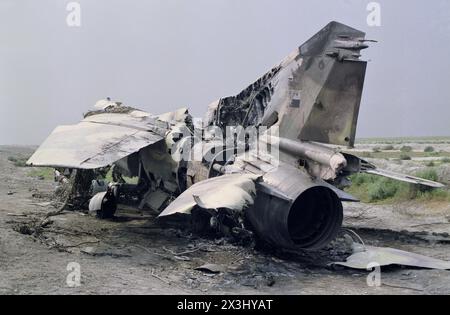 2. April 1991 Ein zerstörter irakischer Luftwaffe, sowjetischer MiG-23-„Peitschenjäger“, Nummer 23181, in der Nähe der Luftwaffenbasis Tallil im südlichen Irak. Stockfoto