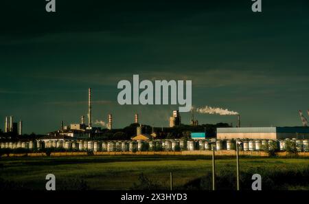 Blick auf das chemisch-industrielle Gebiet des Hafens von Ravenna, Italien Stockfoto