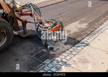 Asphaltfräs- und Schleifschaber bei Straßenreparaturen. Straßenerneuerung mit Maschinen. Stockfoto