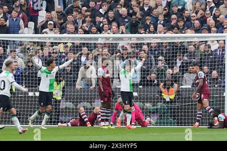 Liverpool's Wataru Endo (Mitte) feiert, nachdem West Ham United Tomas Soucek (dritter links) ein eigenes Tor für Liverpool's zweiten während des Premier League-Spiels im London Stadium erzielte. Bilddatum: Samstag, 27. April 2024. Stockfoto