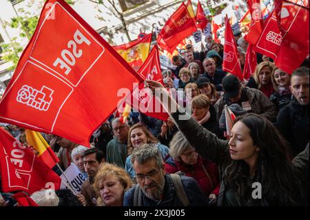 Madrid, Spanien. April 2024. Anhänger, die Fahnen schwenken, während einer Demonstration, die in Solidarität mit dem spanischen Präsidenten vor dem Sitz der PSOE (Sozialistische Arbeiterpartei Spaniens) in Madrid stattfand. Präsident Pedro Sanchez hat sein Amt vorübergehend ausgesetzt, da er erwägt, im Rahmen einer Korruptionsuntersuchung, an der seine Frau (Begoña Gomez) beteiligt war, zurückzutreten. Das Gericht leitete die Untersuchung gegen Sanchez Frau ein, nachdem eine Beschwerde der Gruppe Manos Limpias (saubere Hände) eingelegt worden war. Quelle: Marcos del Mazo/Alamy Live News Stockfoto