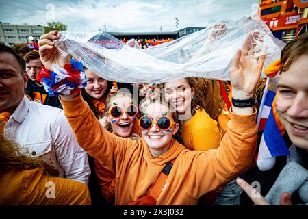 BREDA - Festivalbesucher während der King's Day Party von Radio 538 auf dem Chasseveld. Es war das neunte Mal, dass 538 die Party in Breda feierte. ANP LEVIN DEN BOER niederlande Out - belgien Out Credit: ANP/Alamy Live News Stockfoto