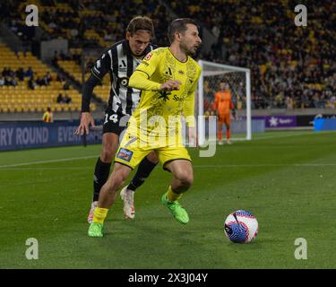 Wellington, Neuseeland. April 2024. Wellington-Stürmer Kosta Barbourses (mit dem Tor hinter ihm) sucht nach Angriffsmöglichkeiten. Wellington Phoenix gegen Macarthur FC. Isuzu A-League Männer. Sky Stadium. Wellington. Neuseeland (Joe Serci/SPP) Credit: SPP Sport Press Photo. /Alamy Live News Stockfoto