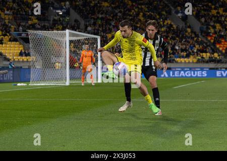 Wellington, Neuseeland. April 2024. Wellington-Stürmer Kosta Barbourses hebt seinen Fuß, um den Ball zu kontrollieren. Wellington Phoenix gegen Macarthur FC. Isuzu A-League Männer. Sky Stadium. Wellington. Neuseeland (Joe Serci/SPP) Credit: SPP Sport Press Photo. /Alamy Live News Stockfoto