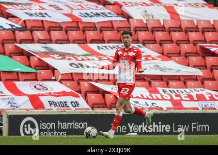 Barnsley, Großbritannien. April 2024. Corey O’Keeffe aus Barnsley bricht mit dem Ball während des Spiels Barnsley gegen Northampton Town in Oakwell, Barnsley, Großbritannien, 27. April 2024 (Foto: Alfie Cosgrove/News Images) in Barnsley, Großbritannien am 27. April 2024. (Foto: Alfie Cosgrove/News Images/SIPA USA) Credit: SIPA USA/Alamy Live News Stockfoto