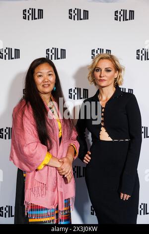 San Francisco, USA. April 2024. Lhakpa Sherpa und die Regisseurin Lucy Walker posieren für ein Porträt auf dem blauen Teppich für das 67. San Francisco International Film Festival im Letterman Digital Arts Center in San Francisco, KALIFORNIEN am 26. April 2024. (Foto: Juliana Yamada/SIPA USA) Credit: SIPA USA/Alamy Live News Stockfoto