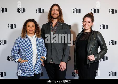San Francisco, USA. April 2024. Die Produzenten Dalia Burde, Christopher Newman und Miranda Sherman posieren für ein Porträt auf dem blauen Teppich für das 67. San Francisco International Film Festival am 26. April 2024 im Letterman Digital Arts Center in San Francisco. (Foto: Juliana Yamada/SIPA USA) Credit: SIPA USA/Alamy Live News Stockfoto