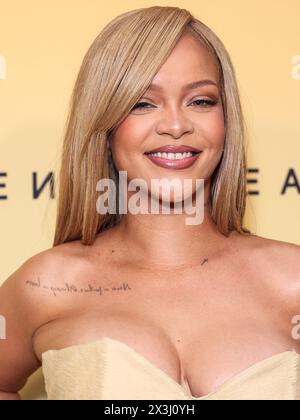 LOS ANGELES, KALIFORNIEN, USA - 26. APRIL: die Barbadische Sängerin, Geschäftsfrau, Schauspielerin, Model und Songwriterin Rihanna (Robyn Rihanna Fenty) trifft am 26. April 2024 in Los Angeles, Kalifornien, auf der Rihanna x Fenty Beauty New Product Launch für die Fenty Beauty Soft'lit Natürlich Luminous Longwear Foundation in den 7th Street Studios ein. (Foto: Xavier Collin/Image Press Agency) Stockfoto