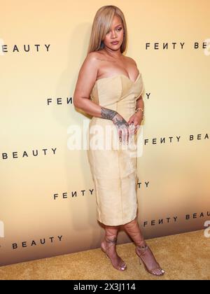 LOS ANGELES, KALIFORNIEN, USA - 26. APRIL: die Barbadische Sängerin, Geschäftsfrau, Schauspielerin, Model und Songwriterin Rihanna (Robyn Rihanna Fenty) trifft am 26. April 2024 in Los Angeles, Kalifornien, auf der Rihanna x Fenty Beauty New Product Launch für die Fenty Beauty Soft'lit Natürlich Luminous Longwear Foundation in den 7th Street Studios ein. (Foto: Xavier Collin/Image Press Agency) Stockfoto