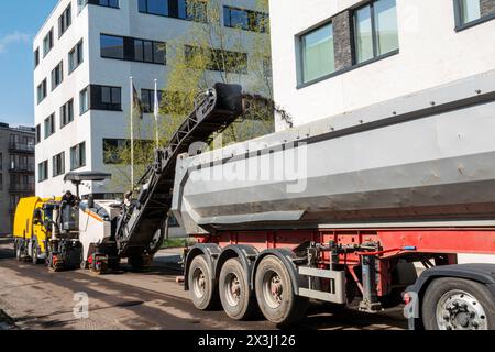 Asphaltfräs- und Schleifschaber bei Straßenreparaturen. Straßenerneuerung mit schweren Maschinen. Stockfoto