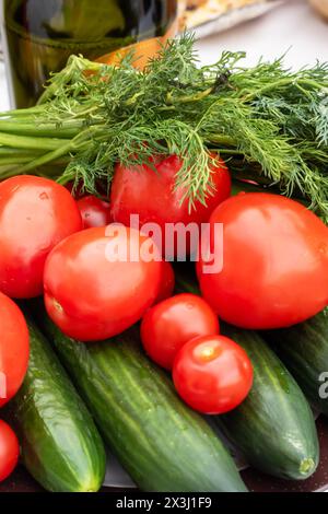 Ein Teller mit natürlichen Lebensmitteln mit einer Vielzahl von frischem Gemüse, einschließlich Kirschtomaten, Gurken, grünen Zwiebeln und Spargel, perfekt als Heilung Stockfoto