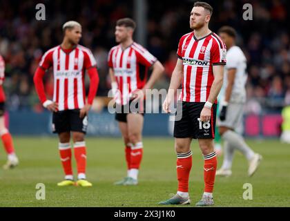 Lincoln Citys Ben House, Lincoln Citys Ethan Erhahon und Lincoln Citys Sean Roughan-Look wurden nach Portsmouth-Score während des Spiels der Sky Bet League One im LNER Stadium in Lincoln niedergeschlagen. Bilddatum: Samstag, 27. April 2024. Stockfoto