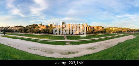 Italien, Rom - 5. April 2024: Panorama des Circus Massimo in Rom Stockfoto