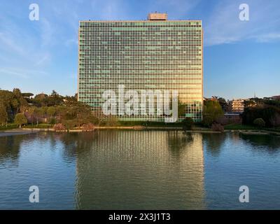 Italien, Rom - 07. April 2024: Hauptsitz der Öl- und Gasgesellschaft Eni am Abend bei Sonnenuntergang Stockfoto