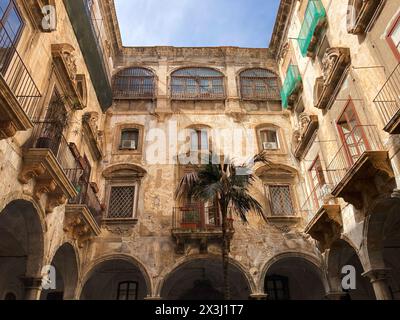 Italien, Palermo - 11. April 2024: Blick vom Innenhof auf das zerbröckelnde Ballaro Hotelgebäude Stockfoto