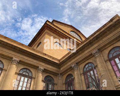 Italien, Palermo - 11. April 2024: Massimo Theater auf blauem Himmel Hintergrund Stockfoto