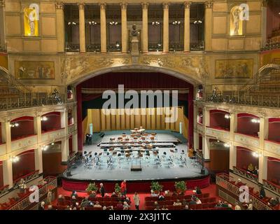 Italien, Palermo - 13. April 2024: auditorium des Massimo Theaters Stockfoto