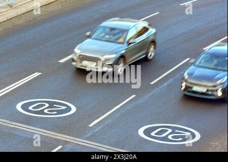 London, England, Großbritannien - 30. November 2023: Autos nähern sich der Straßenmarkierung zu Beginn einer Geschwindigkeitsbegrenzungszone von 20 km/h Stockfoto