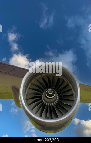 Jet-Turbofan-Triebwerk und Flugzeugflügel isoliert gegen einen blauen Himmel. Reisekonzept. Stockfoto