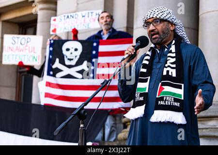 Doktor Hirron Fernando spricht über seine Erfahrungen als Arzt in Gaza mit den Demonstranten, die an einem stillen marsch teilnahmen, um an die sechs Monate des Krieges in Gaza zu erinnern und für all die Toten zu werben, organisiert vom Gaza-Völkermord-Notfallkomitee in Glasgow am 27. April 2024 © Chantal Guevara/Alamy, alle Rechte vorbehalten. Stockfoto